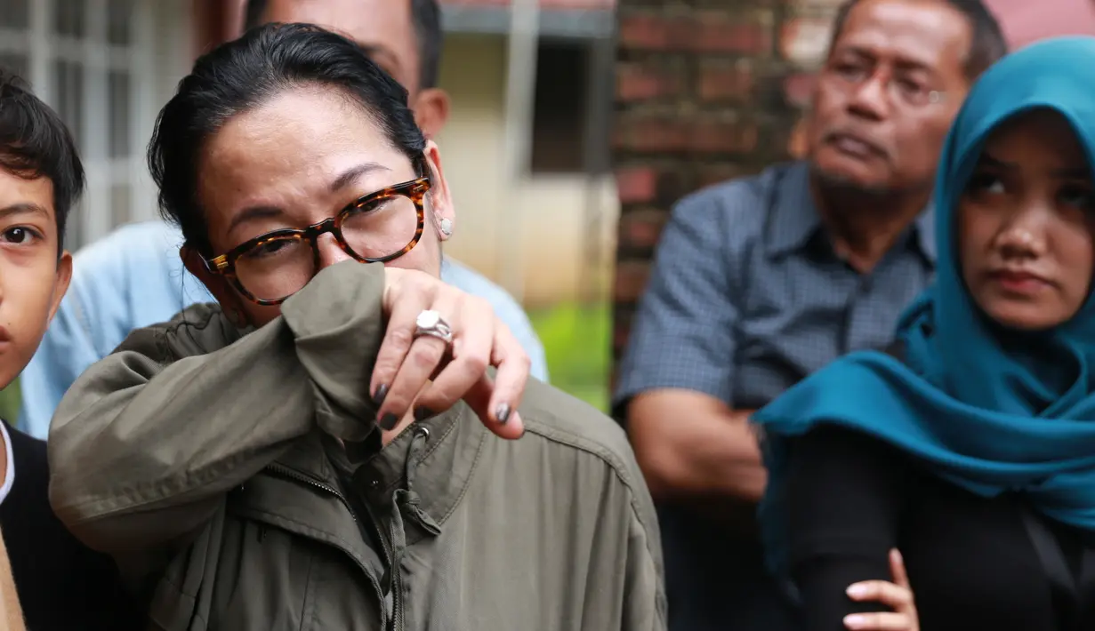 "Saya datang ke sini, saya bujuk. Memang ini keputusan beliau penginnya di rumah," imbuh Cica. (Adrian Putra/Bintang.com)