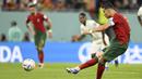 Cristiano Ronaldo. Striker Portugal yang menjalani Piala Dunia kelimanya ini menjadi pemain tertua kedua yang mampu mencetak gol pada Piala Dunia 2022 Qatar. Satu-satunya gol tersebut dicetaknya melalui eksekusi penalti saat Portugal menang 3-2 atas Ghana di laga perdana fase grup (24/11/2022). Saat itu ia berusia 37 tahun, 9 bulan dan 19 hari. (Patricia De Melo Moreira)