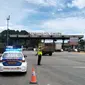 Personil PJR Ciujung Korlantas Polri Berjaga Di Gerbang Tol. (Senin, 28/12/2020). (Dokumentasi PJR Ciujung Korlantas Polri).