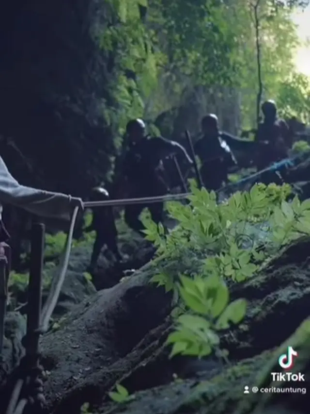 Arie Untung dan keluarga liburan ke sebuah gua (Instagram/ariekuntung)