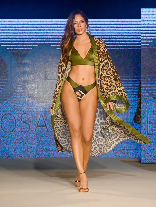 Model berjalan mengenakan baju renang Diosa Mar oleh Planet Fashion selama Miami Swim Week 2019 di Miami Beach, Florida (11/7/2019). Miami Swim Week diadakan selama seminggu menghadirkan model-model seksi mengenakan baju renang di atas catwalk. (AFP Photo/Frazer Harrison)