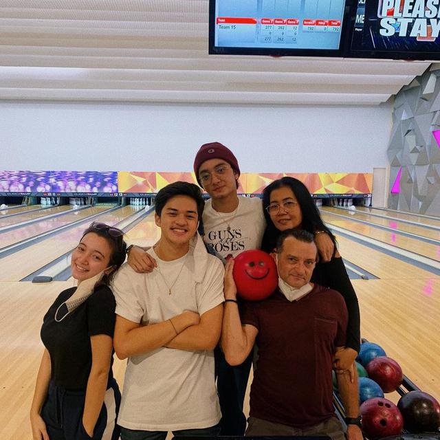 6 Momen Keluarga Megan Domani Main Bowling Bareng Jeremie Moeremans, Makin Dekat