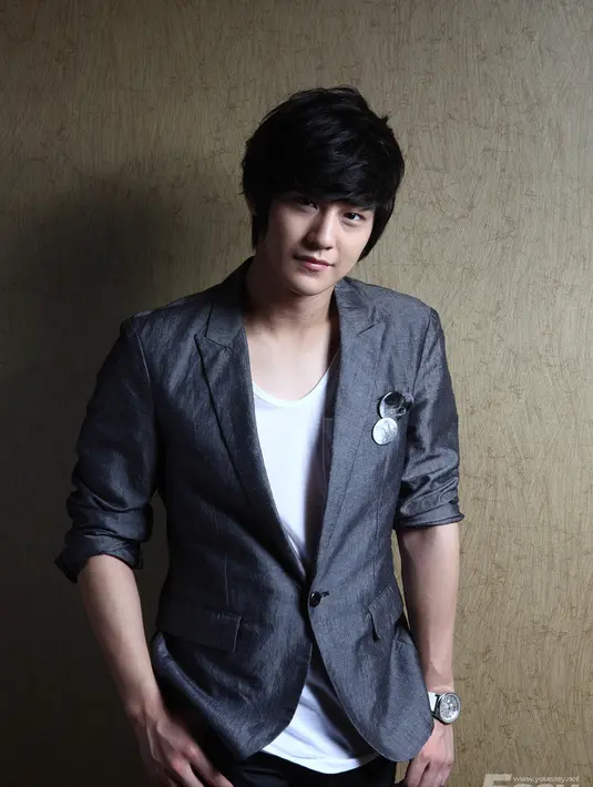 "Setelah dipanggil oleh negara, Kim Bum akan memenuhi wajib militer seperti pria Korea lainnya pada 26 April. Karena masalah kesehatan, ia akan ditugaskan jadi petugas sosial," ujar agensinya. (Foto: Soompi.com)