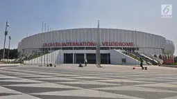 Suasana di luar Jakarta International Velodrome, Rawamangun, Jakarta, Senin (9/7). Pembangunan Velodrome Rawamangun telah mencapai 100 persen dan siap digunakan untuk arena balap sepeda dalam perhelatan Asian Games 2018. (Merdeka.com/Iqbal S. Nugroho)