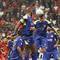 Pemain Arema FC menghalau bola di udara dalam laga persahabatan Persija Jakarta melawan Arema FC yang diselenggarakan di markas kebanggaan Macan Kemayoran, Jakarta International Stadium (JIS), Sabtu (26/7/2025). (Bola.com/Abdul Aziz)