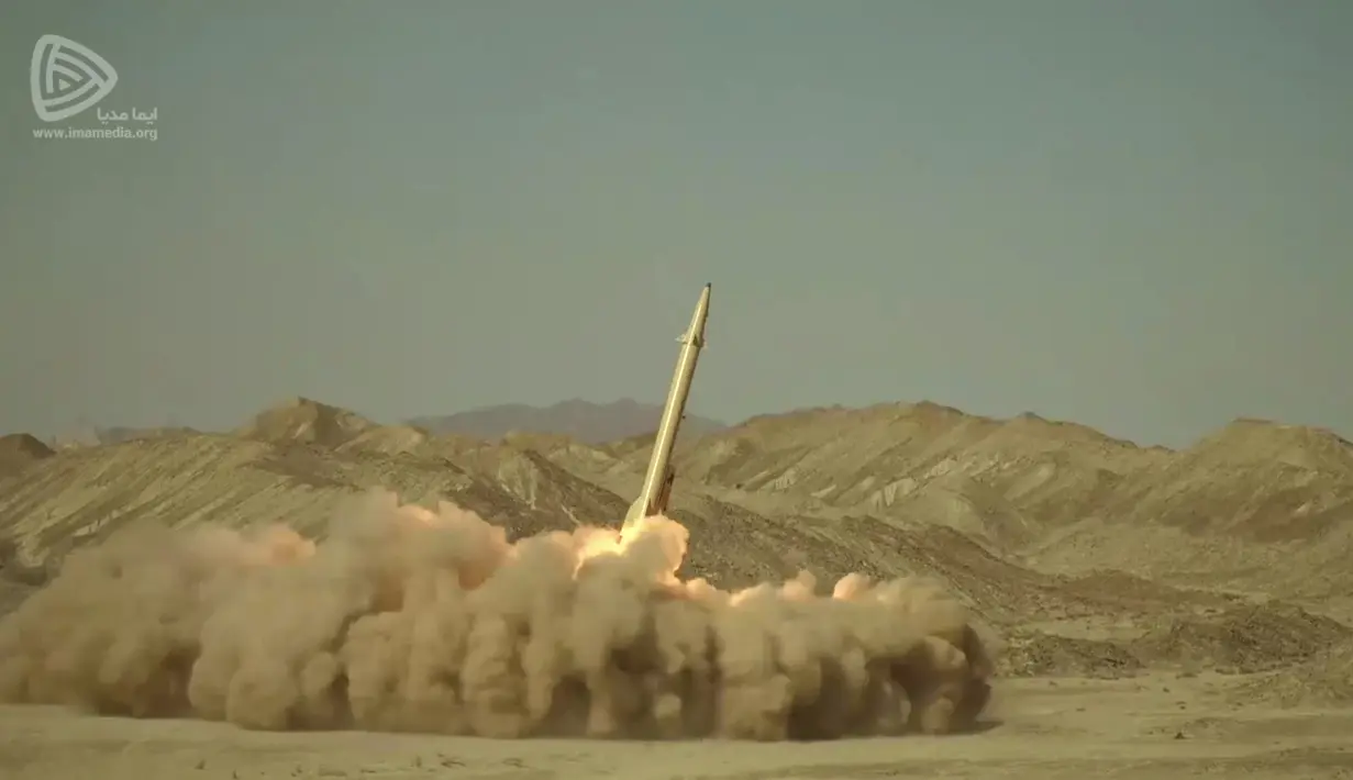 Rudal Khaibar-buster diluncurkan dari lokasi yang dirahasiakan di Iran, 10 Februari 2022. Iran meluncurkan rudal baru dengan jangkauan yang akan memungkinkannya mencapai pangkalan AS di wilayah tersebut serta target di dalam musuh bebuyutannya, Israel. (IMA Media via AP)