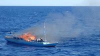 Tiga kapal penangkap ikan ilegal telah dibakar di laut.(Supplied: Australian Border Force)
