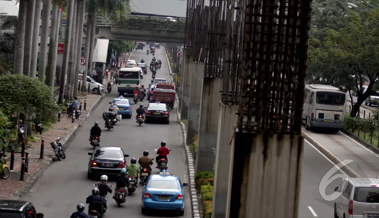 Gubernur DKI Jakarta Basuki Tjahaja Purnama (Ahok) berencana membatalkan pengerjaan monorel yang akan dilakukan PT Jakarta Monorail (JM), Jakarta, Selasa (13/1/2015). (Liputan6.com/Faizal Fanani)