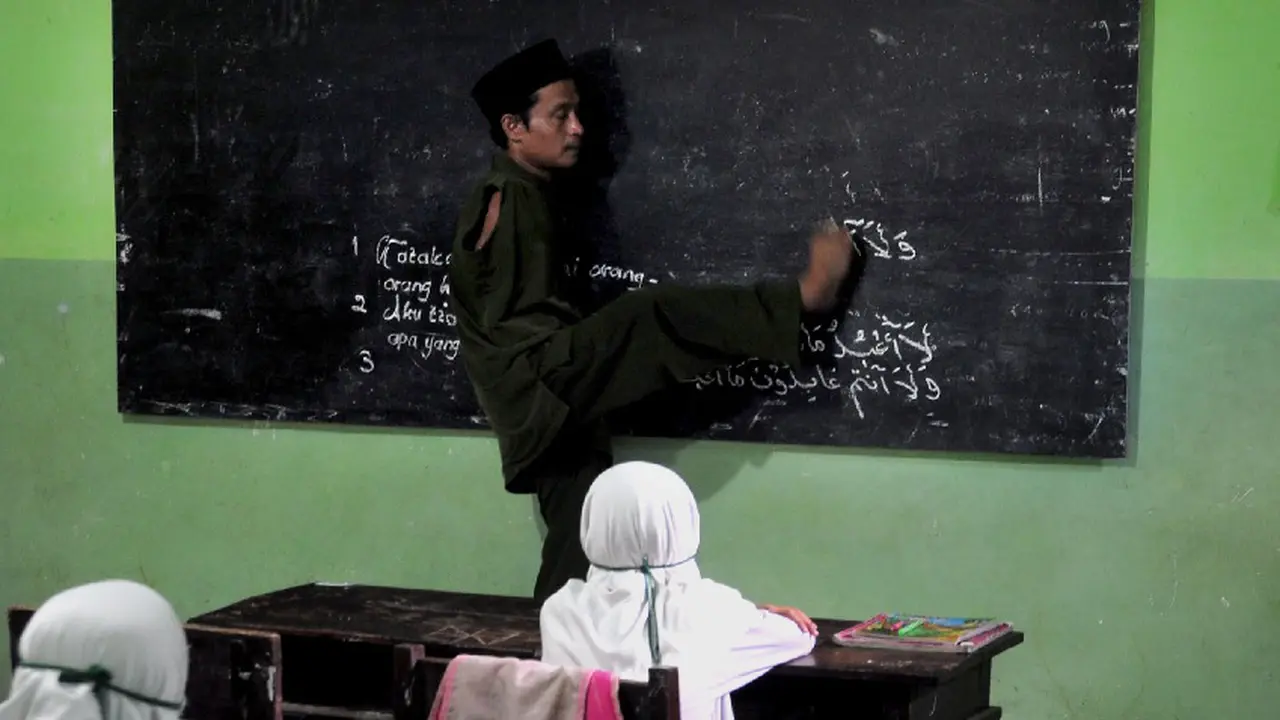 Guru Tanpa Tangan dari Madura Bikin Haru Netizen