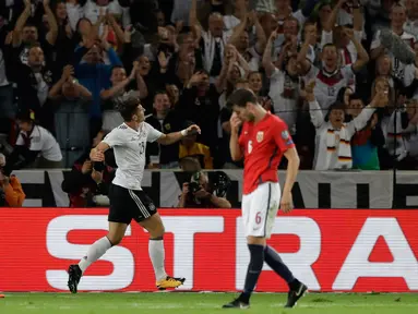 Penyerang Jerman, Mario Gomez (tengah) melakukan selebrasi usai mencetak gol ke gawang Norwegia pada grup C Kualifikasi Piala Dunia 2018 di Stuttgart, Jerman,(4/9). Jerman menang telak atas Norwegia 6-0. (AP Photo/Matthias Schrader)