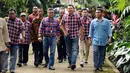 Cagub Petahana, Basuki Tjahaja Purnama (Ahok-ketiga kanan) meninggalkan kediaman Ketua Umum PDI-P. Megawati Soekarnoputri di Kebagusan, Jakarta, Rabu (15/2). Usai mengadakan pertemuan, Ahok langsung menuju Rumah Lembang. (Liputan6.com/Helmi Fithriansyah)