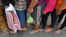 Seorang warga memegang plastik berisi daging kurban di tengah antrian pembagian daging kurban di jalan Kauman Semarang,Jawa Tengah, Senin (12/9). Panitia kurban membagikan lebih dari 5.000 paket daging kepada warga. (Liputan6.com/Gholib)