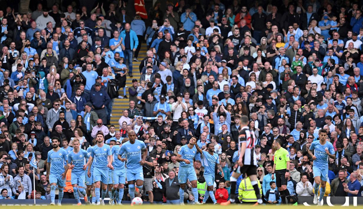 <p>Kemenangan 5-0 Manchester City tersebut berhasil menjauhkan jarak poin dari Liverpool yang ditahan imbang oleh Tottenham dengan skor 1-1. Kini, The Cityzens unggul tiga poin dari The Reds. (AFP/Paul Ellis)</p>