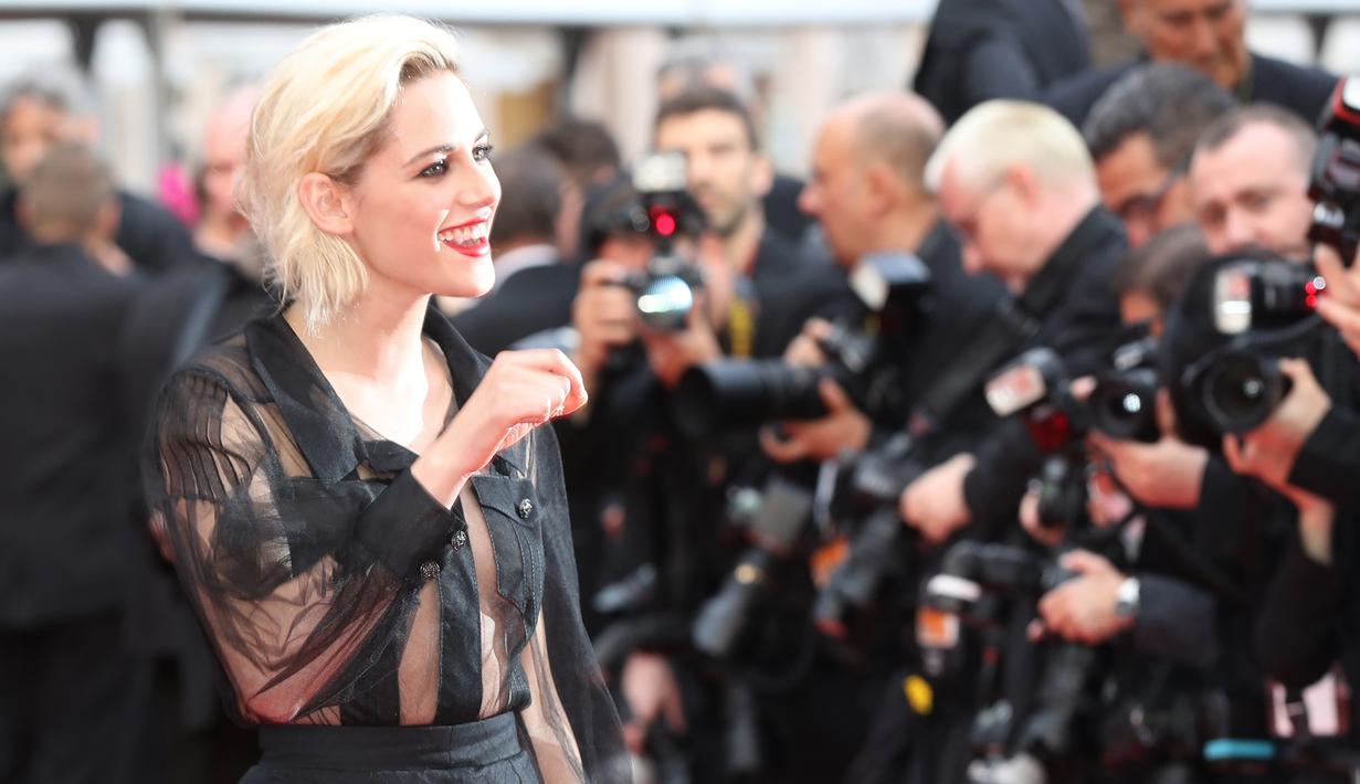 Aktris Kristen Stewart tersenyum saat tiba dalam pembukaan Festival Film Cannes ke-69 di Cannes, Prancis selatan, Rabu (11/5/2016). (AFP PHOTO / Valery Hache)