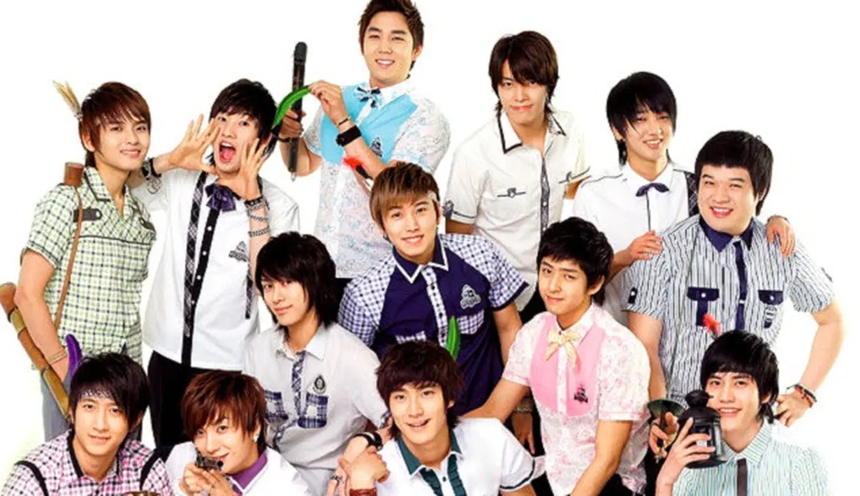 "Di depan TV rumahku ada foto ke-13 personel kami. Baru-baru ini aku melihat episode reuni H.O.T di Infinite Challenge dan foto itu tetap terlihat olehku," ujar Leeteuk. (Foto: Soompi.com)