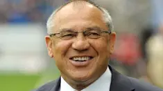 Kegembiraan Felix Magath usai timnya VfL Wolfsburg menang 3-1 dari Hoffenheim di Rhein Neckar Arena, 14 Mei 2011. Hasil yang mmebuat Wolves lolos dari degradasi. AFP PHOTO / RONALD WITTEK 