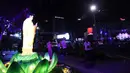 Warga berjalan di dekat ornamen lampu hias saat llumination of Jakarta: Glow of Peace di kawasan Bundaran Hotel Indonesia, Jakarta, Kamis (28/5/2026). (Kapanlagi.com/Budy Santoso)