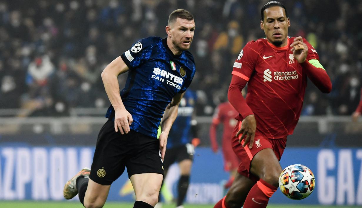 Virgil van Dijk. Di leg pertama babak 16 Besar, Liverpool dijamu Inter Milan, 16 Februari 2022. Di laga yang berakhir 2-0 untuk kemenangan Liverpool, Virgil van Dijk terpilih menjadi Man of The Match atas aksinya membendung Lautaro Martinez, Edin Dzeko dan Hakan Calhanoglu. (AFP/Filippo Monteforte)