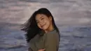 Senyum manis milik Zee JKT48 memang berhasil bikin publik terpesona. Center di member senbatsu single ke-23 JKT48 ini selalu berhasil pancarkan aura cantiknya yang membuat ia terlihat charming. Tak heran, Zee kini memiliki banyak penggemar. (Liputan6.com/IG/@jkt48.zee)