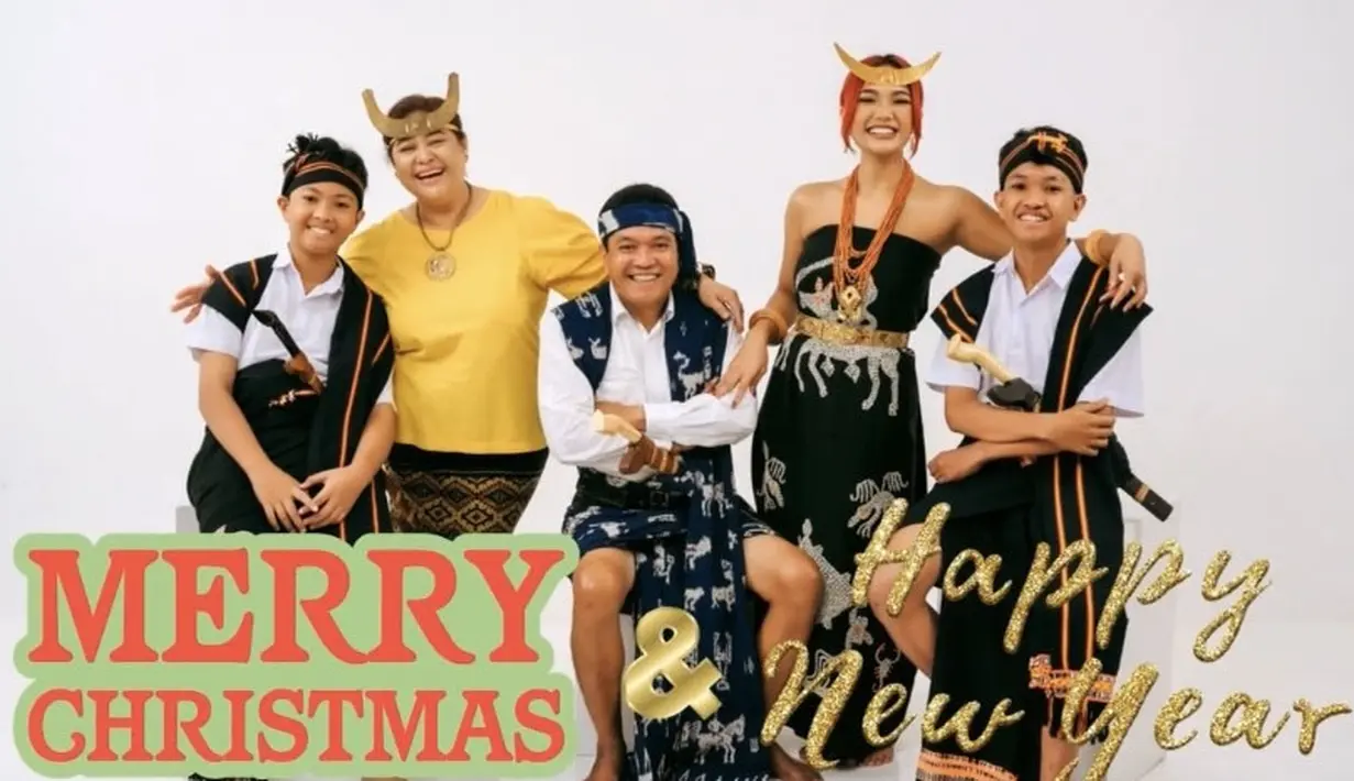 <p>Marion Jola mengatakan mengenakan kain Sumba Tengah dan Timur untuk foto Natal bersama keluarga tahun ini. [@lalamarionmj]</p>