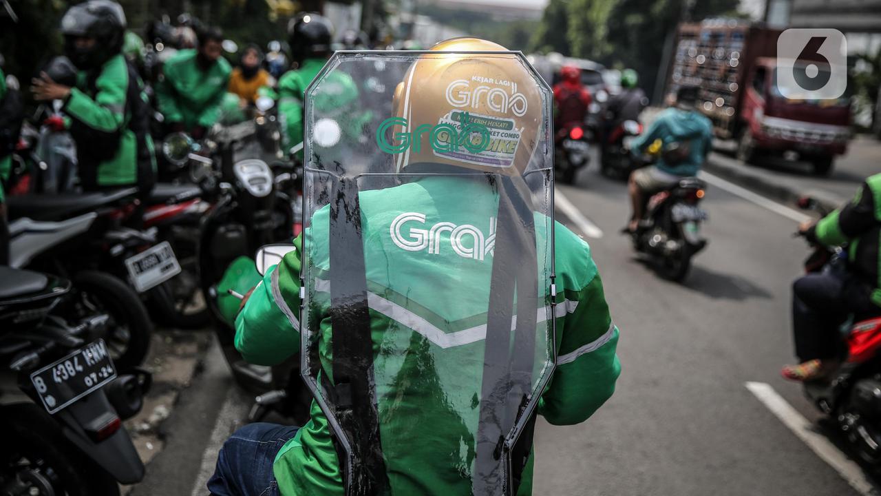 Ojek Online Gunakan Pelindung Pembatas Antar Penumpang