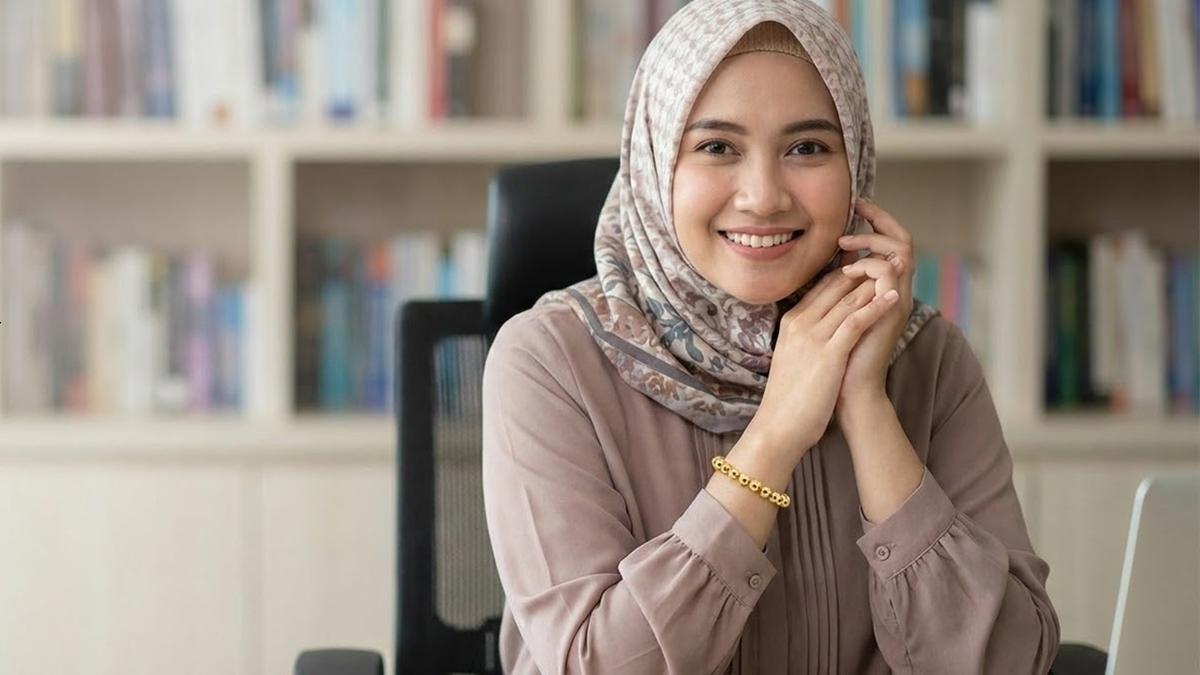 10 Model Gelang Emas Feminin untuk Pekerja Kantoran Berhijab, Profesional dan Stylish