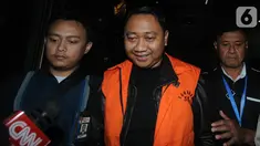 Bupati Lampung Utara Agung Ilmu Mangkunegara mengenakan rompi oranye usai menjalani pemeriksaan di Gedung KPK, Jakarta, Selasa (8/10/2019). KPK menahan Agung usai ditetapkan sebagai tersangka dalam kasus dugaan suap proyek Dinas PUPR dan Dinas Perdagangan di lingkungannya. (merdeka.com/Dwi Narwoko)