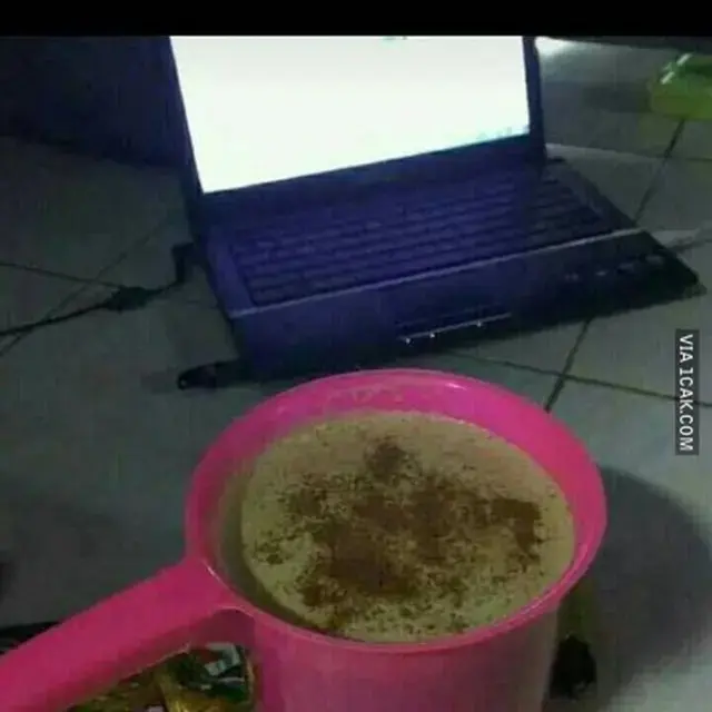 8 Potret Cara Orang Minum Kopi Ini Nyeleneh Banget, Bikin Geleng Kepala