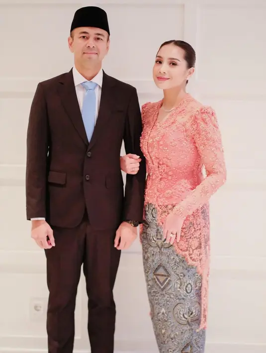 Dibantu oleh fashion stylist @wanda_haraa, Nagita Slavina berhasil memancarkan pesona elegan khas ibu pejabat dengan kebaya modern lengan panjang berwarna oranye cerah dari @studioboh.   [@raffinagita1717].