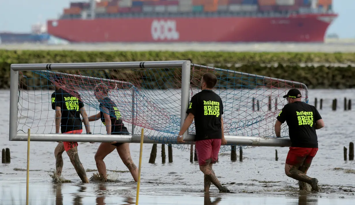 Panitia menyiapkan gawang untuk permainan bola tangan di Brunsbuettel, Jerman, (30/7).Permainan ini dikenal dengan nama "Wattoluempiade" (Olimpiade Lumpur). (REUTERS/Fabian Bimmer)