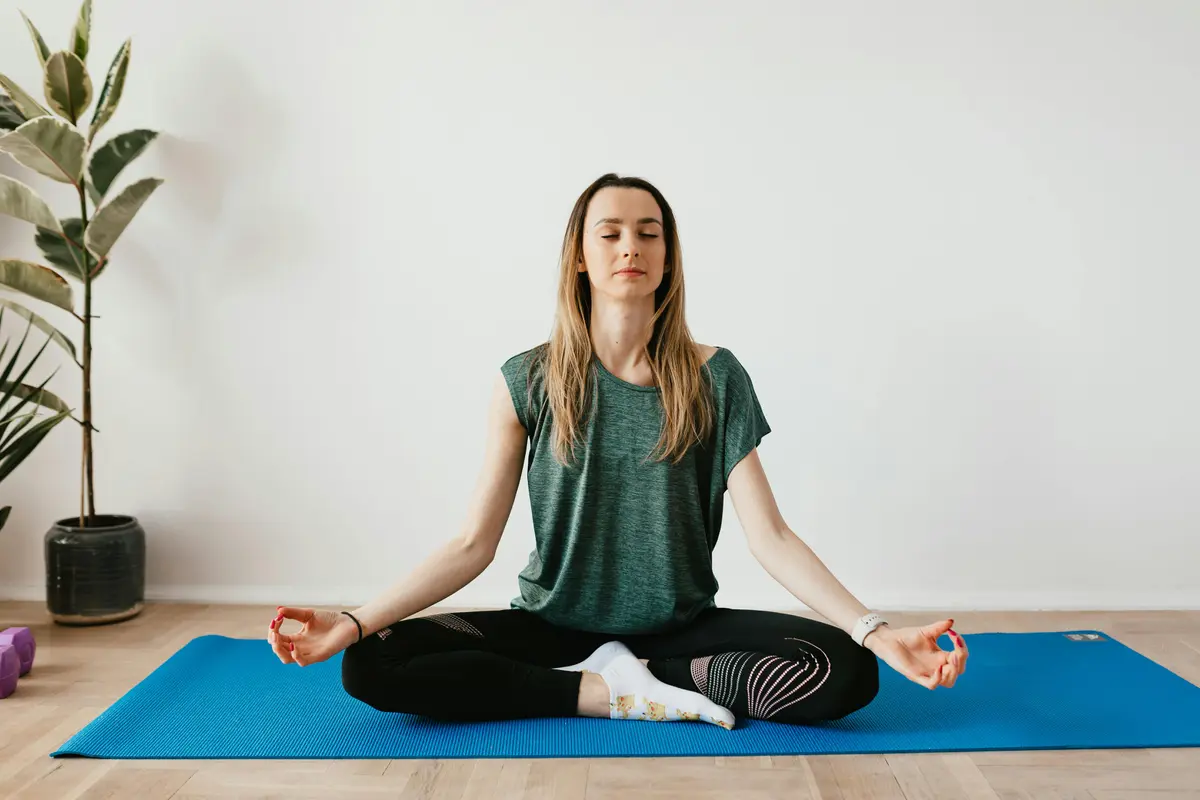 Wanita sedang meditasi