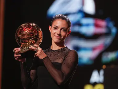 Gelandang Barcelona asal Spanyol Aitana Bonmati menerima penghargaan Ballon d'Or Wanita 2023 pada acara malam penganugerahan yang digelar di Theatre du Chatelet, Paris, Selasa (31/10/2023) dini hari WIB. (FRANCK FIFE / AFP)
