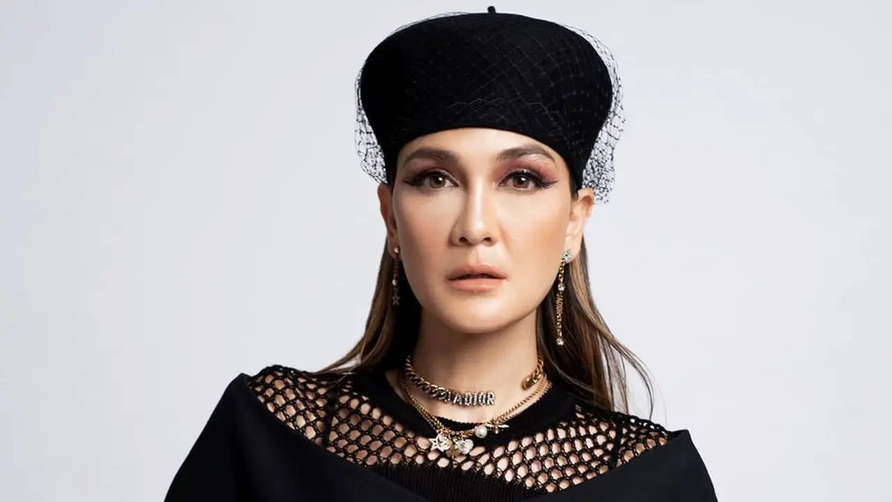 6 Gaya Luna Maya dalam Pemotretan 'Lady in Black', Memukau