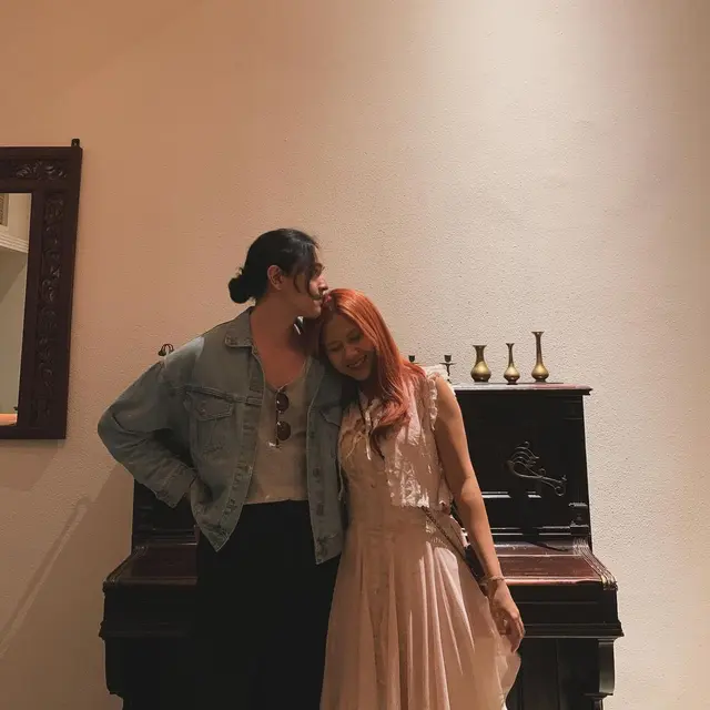 Nadine Amizah Dilamar Adik Sheila Dara, Pasangan Serasi dengan Gaya Vintage Ikonik