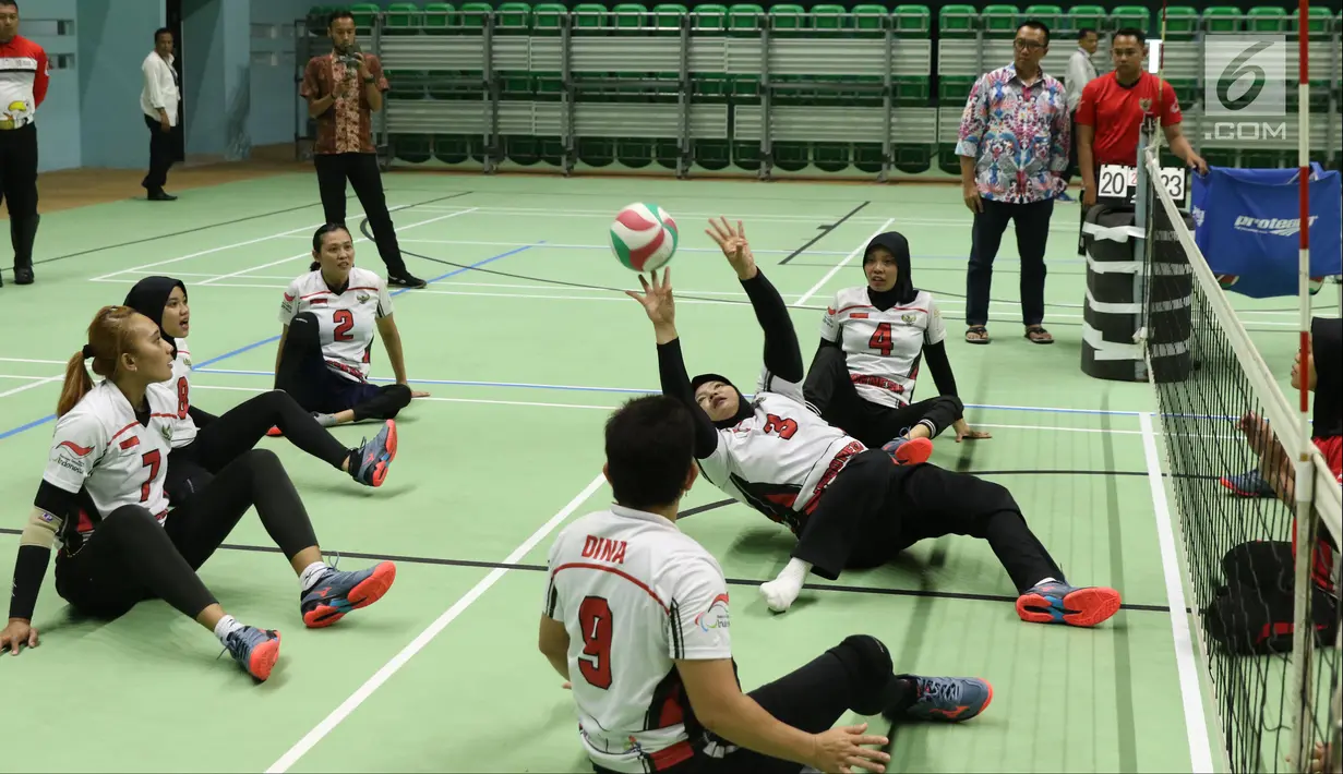 Atlet bola voli duduk putri Asian Para Games Indonesia menahan bola saat latihan di Gelora Bung Karno Arena, Jakarta, Rabu (26/9). Di Asian Para Games 2018, Timnas voli duduk putri Indonesia menargetkan meraih perunggu. (Liputan6.com/Helmi Fithriansyah)
