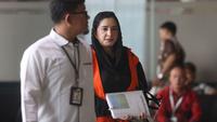 Fadia Arafiq diduga melakukan intervensi kepada para kepala dinas untuk memenangkan perusahaan milik keluarganya, yaitu PT Raja Nusantara Berjaya (RNB), dalam proyek pengadaan outsourcing. Tampak dalam foto, tersangka kasus dugaan korupsi pengadaan barang dan jasa outsourcing (tenaga alih daya) serta lainnya di lingkungan Pemerintah Kabupaten Pekalongan untuk tahun anggaran 2023–2026, Fadia Arafiq, saat tiba di Gedung Merah Putih Komisi Pemberantasan Korupsi (KPK), Jakarta, Rabu (29/4/2026). (merdeka.com/Arie Basuki)