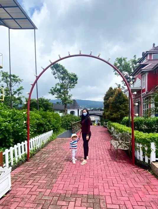 "Cari kriteria pasangan yang bagaimana kak?," ujar netizen lagi. "Yang agamanya bagus! Tanggung jawab, tau apa yang pasangannya butuhkan.. dan yang paling penting sayang sama Bella hahaha," kata Aura Kasih. (Instagram/aurakasih)