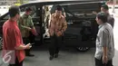 Ketua BPK RI, Harry Azhar Azis (tengah) saat tiba di Kantor Dirjen Pajak, Jakarta, Jumat (15/4/2016). Harry dipanggil untuk melakukan klarifikasi SPT SPT Tahunan PPh. (Liputan6.com/Helmi Fithriansyah)