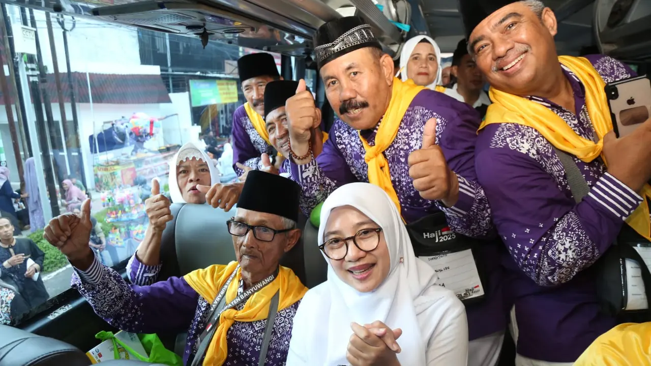 Bupati Banyuwangi Ipuk Fiestiandani (baju putih) bersama pak Dulhadi loper koran yang berangkat haji setelah menabung selama 15 tahun (Istimewa)
