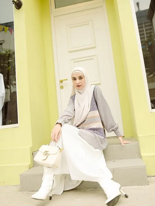 Tampil modis dengan padu padan blouse motif geometris, rok plisket putih, dan hijab warna soft krem seperti Shireen Sungkar ini. [Instagram/shireensungkar]