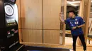 Dartslive Support Player asal Singapura Phuay Wei mencoba salah satu alat di acara peluncuran Darts Station di lantai F7 FX Sudirman, Senayan, Jakarta pada Sabtu (15/11/2025). (Bola.com/Abdul Aziz)
