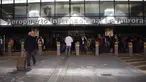 Sejumlah calon penumpang terlihat di luar bandara internasional La Aurora yang tutup akibat abu vulkanik gunung berapi Fuego di Guatemala City, Minggu (3/6). Tujuh orang tewas dan 300 lainnya terluka akibat letusan gunung berapi Fuego. (AFP/JOHAN ORDONEZ)