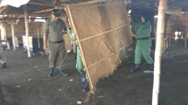 Bilik-Bilik Mesum di Pinggir Pantai Dibongkar Jelang Ramadan