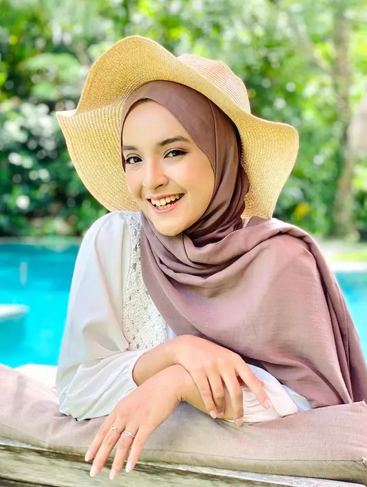 Nabila Ishma sangat pandai untuk padu padankan pakaian yang dipakai dengan hijab. Tak hanya itu, aksesoris topi yang dipakai juga terlihat pas dan cocok dikenakan oleh Nabila Ishma. Tak heran di foto ini, alumni SMAN 1 Bandung tersebut terlihat cantik memesona. (Liputan6.com/IG/@nabilaishma)
