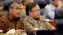Menteri PPN/Kepala Bappenas Bambang Brodjonegoro (kanan) bersama Gubernur Bank Indonesia (BI) Perry Warjiyo saat rapat kerja dengan Banggar DPR, Jakarta, Selasa (4/9). Rapat kerja membahas penyampaian pokok-pokok RUU APBN 2019. (Liputan6.com/JohanTallo)