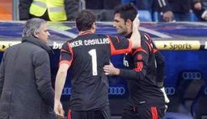Antonio Adan, Iker Casillas, dan Jose Mourinho. (c) AFP