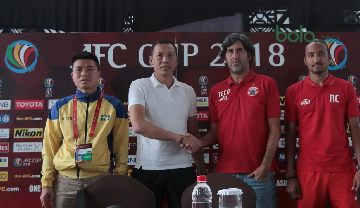 Pelatih Song Lam Nghe An FC, Nguyen Duc Thang (2kiri) bersalaman dengan Stefano Teco (2Kanan) saat press conference Piala AFC 2018 di Hotel Grandika, Jakarta, (13/3/2018). Persija akan melawan Song Lam Nghe AN FC. (Bola.com/Nick Hanoatubun)