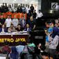 Kabid Humas Polda Metro Jaya Kombes Pol Argo Yuwono (tengah) menunjukkan barang bukti dan menghadirkan tersangka kasus kerusuhan Aksi 22 Mei saat rilis di Polda Metro Jaya, Jakarta (22/5/2019). (Liputan6.com/JohanTallo)