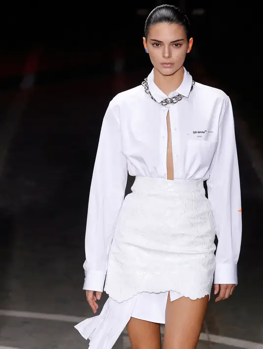 Model Kendall Jenner saat memakai busana Off White Spring/Summer 2019 selama Paris Fashion Week, Prancis (27/9). Kedua model tersebut tampil cantik membawakan koleksi rancangan Virgil Abloh. (AFP Photo/Francois Guillot)