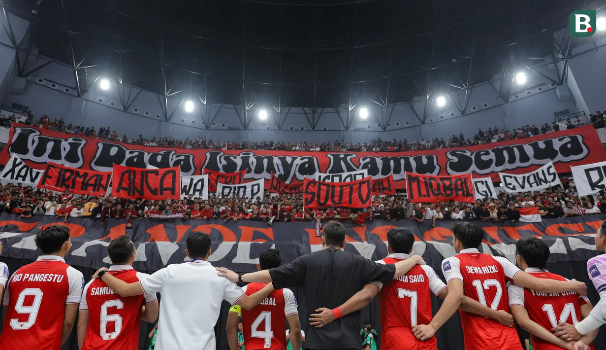Para pemain Timnas Futsal Indonesia bernyanyi bersama dengan suporter Indonesia yang tergabung ke dalam La Grande Indonesia setelah laga semifinal Piala Asia Futsal 2026 melawan Jepang di Indonesia Arena, Senayan, Jakarta, Kamis (05/02/2026). (Bola.com/Bagaskara Lazuardi)